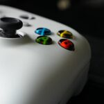 Игровой контроллер как инструмент для геймеров, ищущих идеи для ников и названий команд с помощью генератора имен.